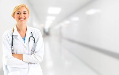 Hastane ofisinde çalışan kadın doktor. Sağlık ve doktor hizmetleri.