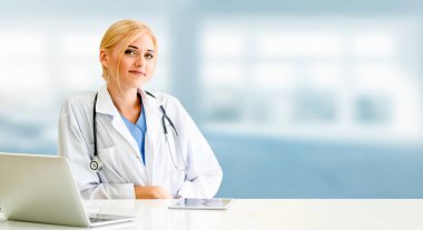 Hastanede dizüstü bilgisayar kullanan bir doktor. Sağlık ve doktor hizmetleri.