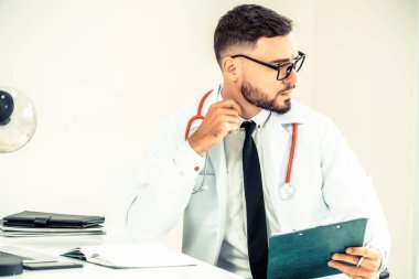 Ofis masaları hastanın sağlık dosyası ile hastanede doktor. Tıbbi ve sağlık kavramı.