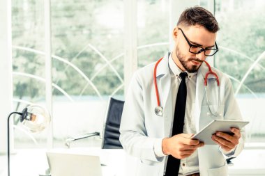 Doktor ofisinde hastanede tablet bilgisayarda çalışma. Tıbbi ve sağlık kavramı.