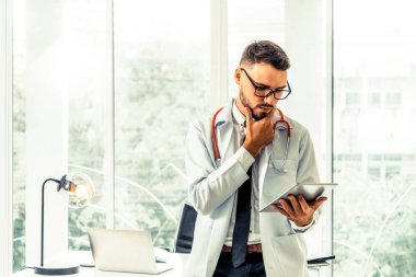 Doktor ofisinde hastanede tablet bilgisayarda çalışma. Tıbbi ve sağlık kavramı.