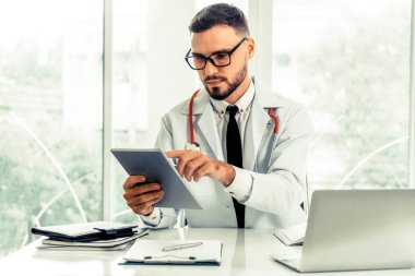 Doktor ofisinde hastanede tablet bilgisayarda çalışma. Tıbbi ve sağlık kavramı.