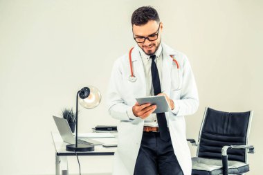 Doktor ofisinde hastanede tablet bilgisayarda çalışma. Tıbbi ve sağlık kavramı.