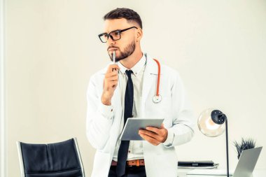 Doktor ofisinde hastanede tablet bilgisayarda çalışma. Tıbbi ve sağlık kavramı.