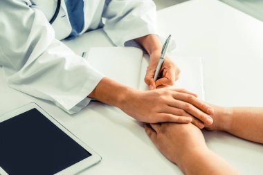 Kadın doktor hasta el hasta hastane office odaya sahiptir. Sağlık ve tıbbi hizmet.