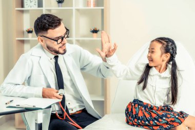 Genç erkek doktor hastane Office küçük çocuk incelenmesi. Çocuk mutlu ve Doktor korkmuyorum. Tıbbi çocuk sağlık kavramı.