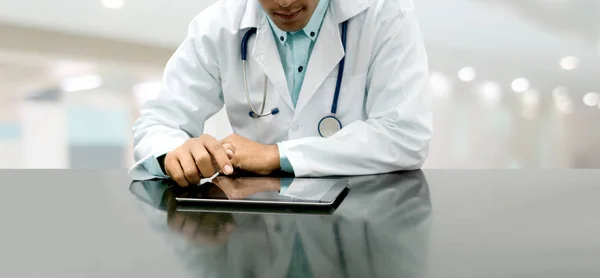 Médico Sexo Masculino Sentado Mesa Com Computador Tablet Escritório Hospital — Fotografia de Stock