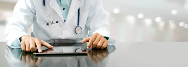Médico Sexo Masculino Sentado Mesa Com Computador Tablet Escritório Hospital — Fotografia de Stock