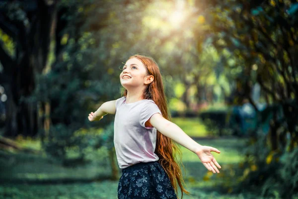 Menina Bonito Feliz Jogando Parque Livre Verão Expressão Infantil Estilo — Fotografia de Stock