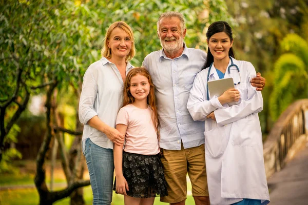 Feliz Familia Sana Médico Hablando Parque Concepto Servicio Personal Sanitario — Foto de Stock