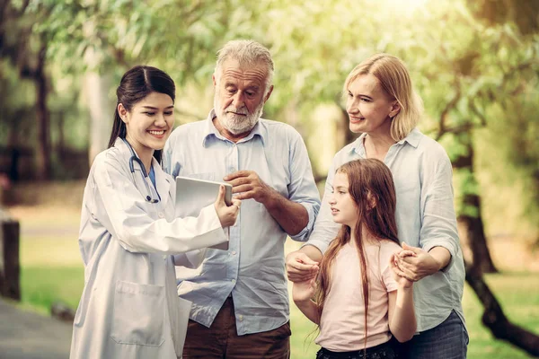 Happy Healthy Family Doctor Talking Park People Healthcare Medical Staff — Stock Photo, Image