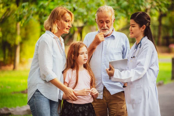 Feliz Familia Sana Médico Hablando Parque Concepto Servicio Personal Sanitario —  Fotos de Stock