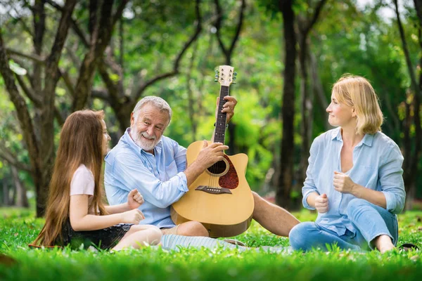 Família Feliz Tocar Guitarra Cantar Juntos Enquanto Sentado Parque Verão — Fotografia de Stock