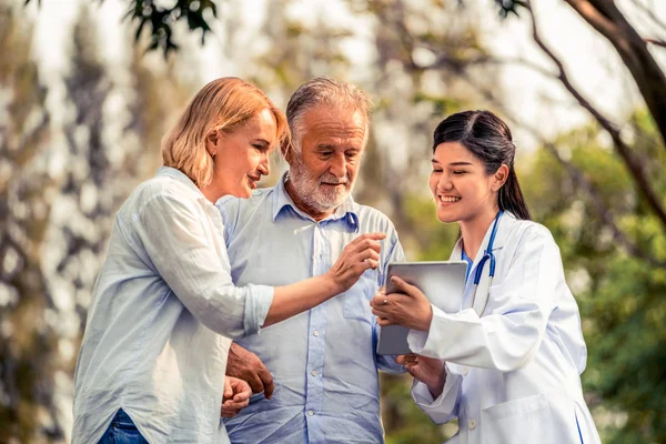 Senior Couple Man Woman Talking Young Nurse Caregiver Park Mature — Stock Photo, Image