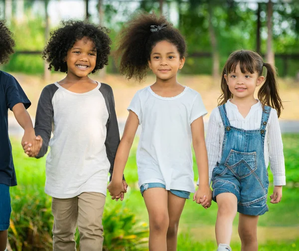 Glad African American Pojke Och Flicka Barn Gruppen Spelar Lekplatsen — Stockfoto