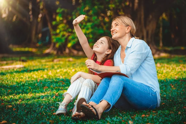 Relajada Madre Feliz Hija Pequeña Parque Público Aire Libre Concepto — Foto de Stock