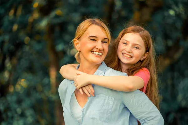 Ontspannen Gelukkige Moeder Kind Dochtertje Openlucht Openbaar Park Ouderschap Kind — Stockfoto