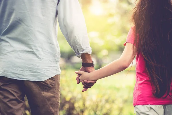 Padre Figlia Che Tengono Mano Camminano Nel Parco Estate Amore — Foto Stock