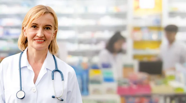 Die Seniorin Arbeitet Der Apotheke Medizinische Versorgung Und Medizinischer Dienst — Stockfoto