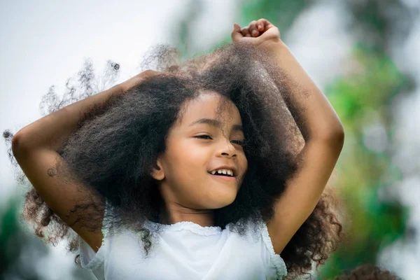 Ritratto Bambino Afroamericano Felice Che Gioca Nel Parco All Aperto — Foto Stock