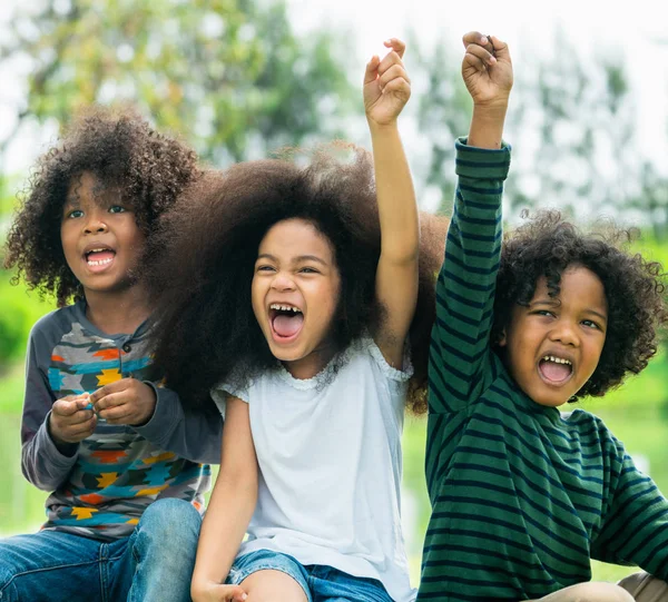 Glad African American Pojke Och Flicka Barn Gruppen Spelar Lekplatsen — Stockfoto