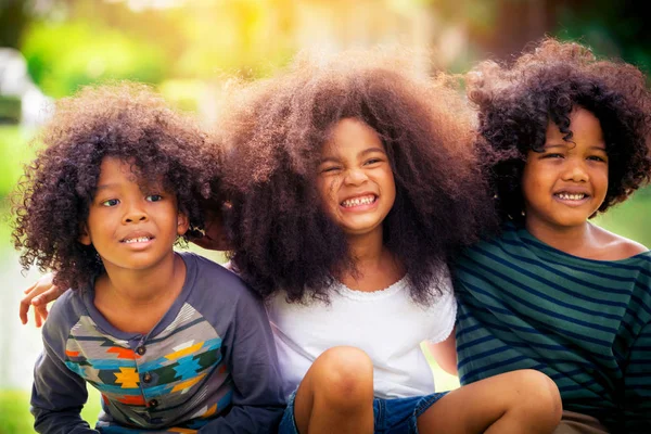 Gelukkig Afro Amerikaanse Jongen Meisje Kids Groep Spelen Speeltuin School — Stockfoto