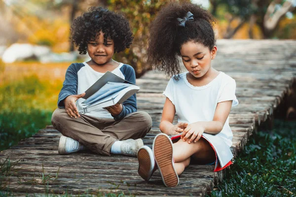 幸せな男の子と女の子公園で 庭で一緒に つのアフリカ系アメリカ人の子供 — ストック写真