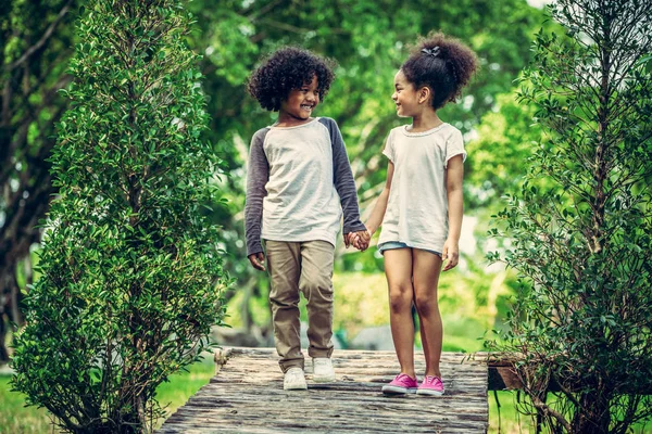 Glad Liten Pojke Och Flicka Parken Två Afroamerikanska Barn Tillsammans — Stockfoto