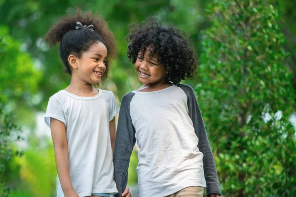 Menino Menina Felizes Parque Duas Crianças Afro Americanas Juntas Jardim — Fotografia de Stock