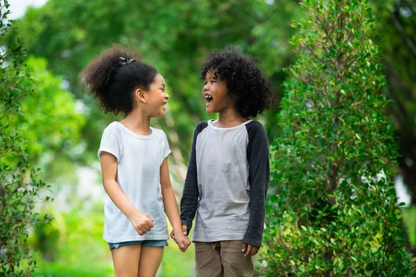 Ragazzino Ragazza Felici Nel Parco Due Bambini Afroamericani Insieme Giardino — Foto Stock