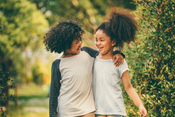 Menino Menina Felizes Parque Duas Crianças Afro Americanas Juntas Jardim — Fotografia de Stock