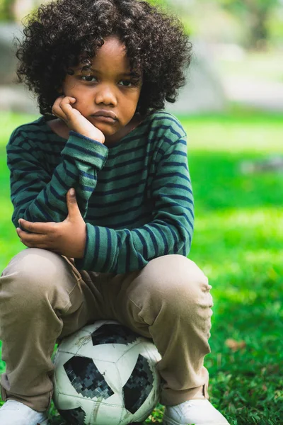 Olycklig Uttråkad Lite Afroamerikanska Barn Sitter Parken Pojke Visar Negativa — Stockfoto