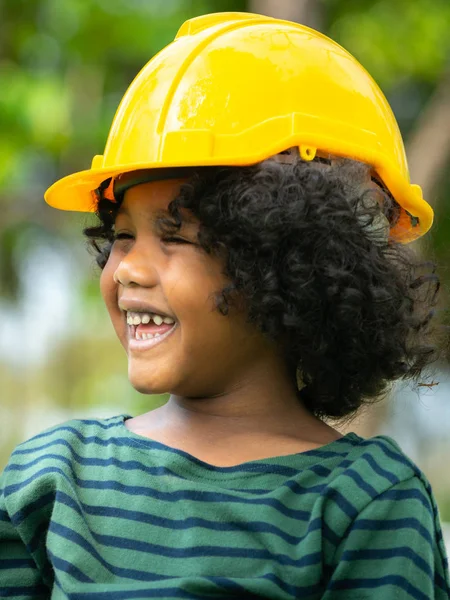 Счастливый Маленький Мальчик Инженер Жёлтом Защитном Шлеме Каске Смеется Счастья — стоковое фото