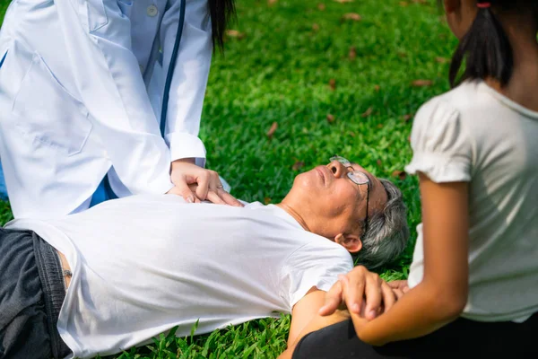 Senior Man Met Pijn Borst Een Hartaanval Het Park Oud — Stockfoto