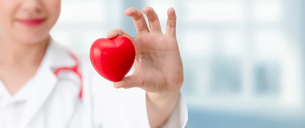 Dottore Con Cuore Rosso Ufficio Concetto Assistenza Sanitaria Medica Servizio — Foto Stock