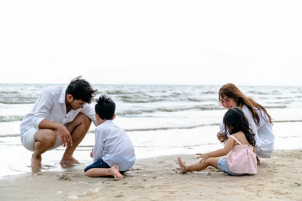 母と子供の幸せな家庭は 夏に熱帯の砂浜に休暇を行く — ストック写真