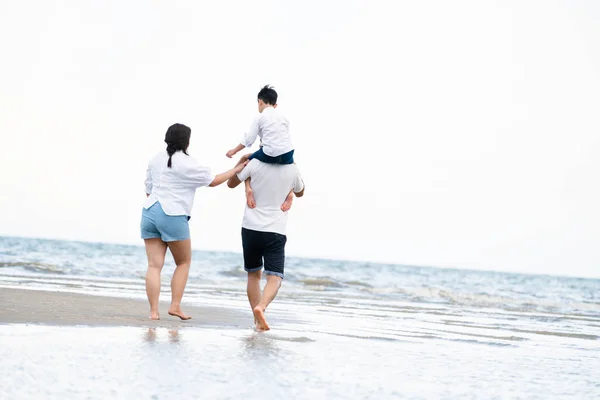 母と息子の幸せな家庭は 夏に熱帯の砂浜に休暇を行く — ストック写真