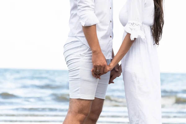 Pareja Feliz Viajando Luna Miel Playa Arena Tropical Verano —  Fotos de Stock