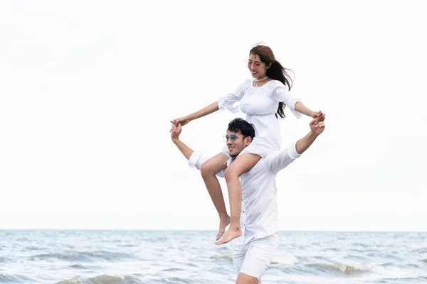 Gelukkige Paar Huwelijksreis Gaan Reizen Tropische Zand Strand Zomer — Stockfoto