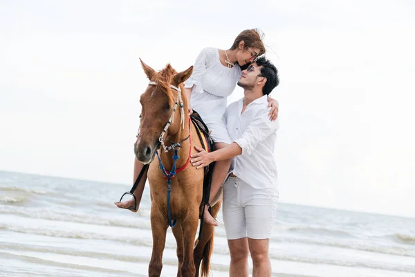 Jong Koppel Gaat Huwelijksreis Paardrijden Het Strand Zomervakantie — Stockfoto