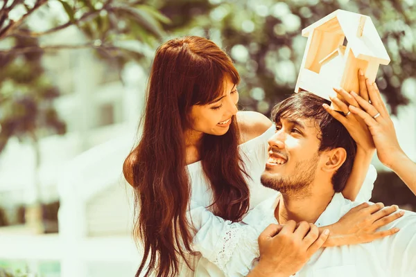 Casal Jovem Planejando Comprar Uma Casa Ter Vida Feliz — Fotografia de Stock