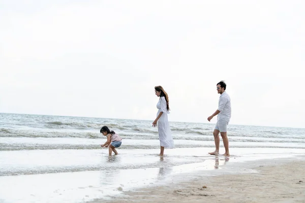 母と子供の幸せな家庭は 夏に熱帯の砂浜に休暇を行く — ストック写真