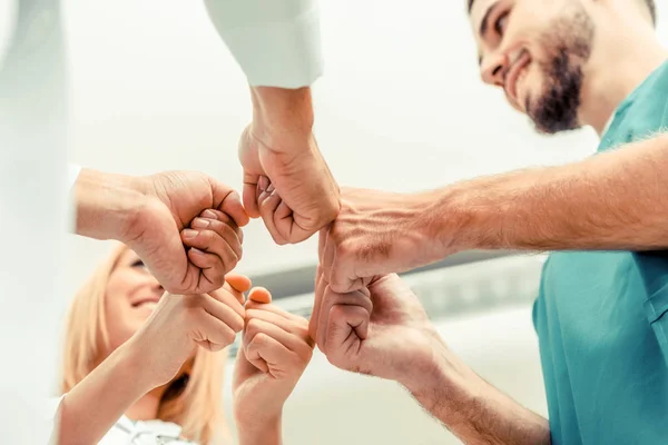 Trabajo Equipo Del Servicio Médico Médico Cirujano Enfermera Unen Sus — Foto de Stock