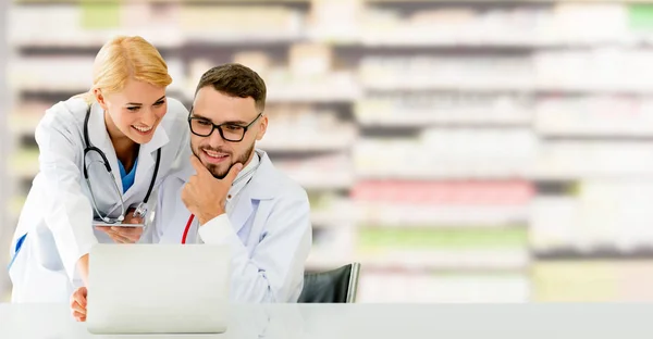 Médecin Travaillant Avec Ordinateur Portable Bureau Tout Discutant Avec Autre — Photo