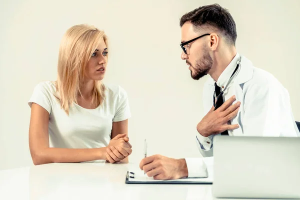 Male Doctor Talks Female Patient Hospital Office While Writing Patients — Stock Photo, Image