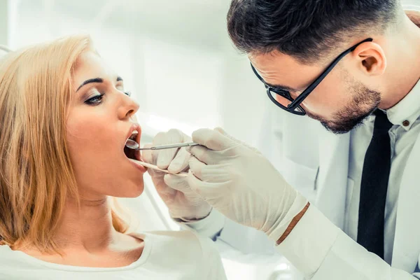 Молодой Красивый Стоматолог Осматривает Зубы Счастливой Женщины Сидящей Стоматологическом Стуле — стоковое фото