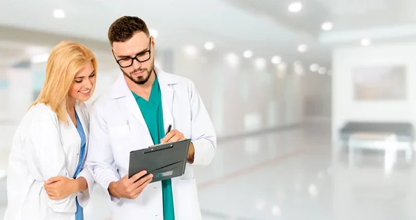 Doctor Trabajando Con Otro Médico Hospital Asistencia Sanitaria Servicio Médico —  Fotos de Stock