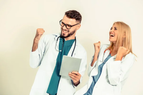 Felices Médicos Jóvenes Celebran Éxito Fondo Blanco Concepto Servicio Médico — Foto de Stock