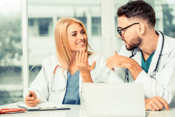 Joven Doctora Trabaja Consultorio Del Hospital Mientras Habla Con Doctor — Foto de Stock