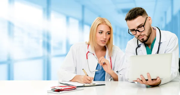 Médico Trabalhando Com Computador Portátil Escritório Tendo Discussão Com Outro — Fotografia de Stock